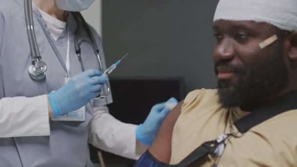 Selektivní Záběr Afroamerického Vojáka Očkovaného Vojenské Nemocnici — Stock video