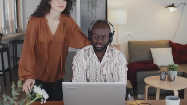 Μέτριο Πλάνο Καυκάσιας Γυναίκας Έρχεται Στον Μαύρο Άνδρα Κάθεται Ακουστικά — Αρχείο Βίντεο