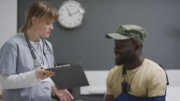 Soldato Afroamericano Firma Carta Essere Dimesso Dall Ospedale Militare Fare — Video Stock