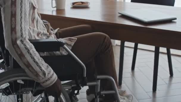 Orta Boy Bir Afro Amerikan Tekerlekli Sandalyeyle Oturma Odasındaki Masaya — Stok video