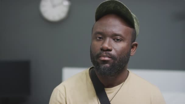 Hastane Odasındaki Yatakta Oturmuş Kameraya Bakarken Kol Askısı Takan Afro — Stok video