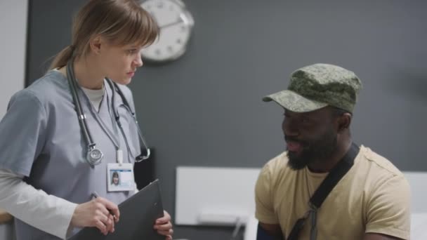 Médico Trabajando Hospital Militar Dando Recomendaciones Militar Con Brazo Roto — Vídeos de Stock