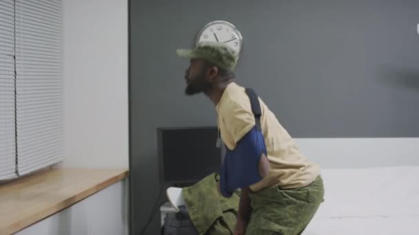 美国黑人士兵正等着医生从军医院出院 望着窗外 — 图库视频影像