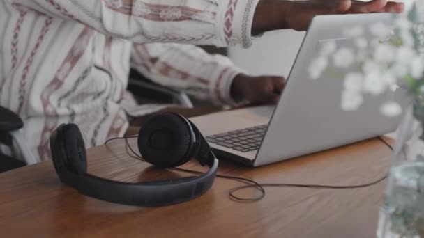 Вільна Крупним Планом Чорна Людина Інвалідному Візку Відкриваючи Ноутбук Одягаючи — стокове відео