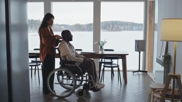 Kafkasyalı Bir Kadın Oturma Odasında Onunla Konuşurken Tekerlekli Sandalyedeki Siyah — Stok video