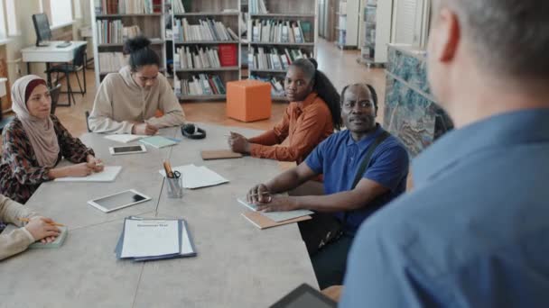 Focus Selettivo Insegnanti Irriconoscibili Che Lavorano Con Gruppi Migranti Multietnici — Video Stock