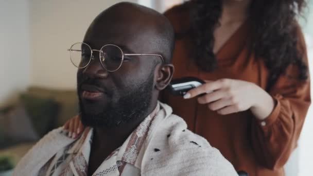 Allentato Primo Piano Donna Caucasica Rasatura Testa Uomo Dagli Occhiali — Video Stock