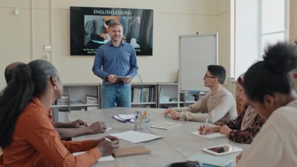 Pria Kaukasia Mature Berdiri Depan Kelompok Mahasiswa Multi Etnis Mengajarkan — Stok Video