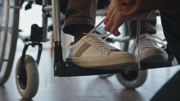 Close Kvindelige Hænder Binde Snørebånd Hvide Sneakers Båret Person Kørestol – Stock-video