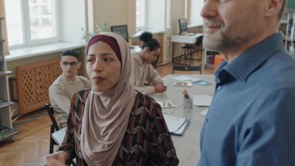 Muslimische Migrantin Mit Hijab Steht Neben Einem Reifen Kaukasischen Lehrer — Stockvideo
