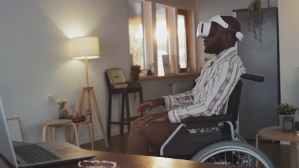 Orta Boy Tekerlekli Sandalyede Kulaklık Takan Elinde Bazı Operasyonları Yöneten — Stok video