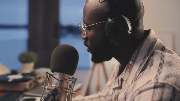 Close Solto Homem Negro Gravação Áudio Cantando Microfone Tocando Música — Vídeo de Stock