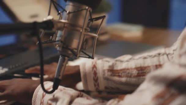 Zbliżenie Afroamerykanina Grającego Klawiaturze Śpiewającego Mikrofon Słuchawkami Uszach Widok Boku — Wideo stockowe