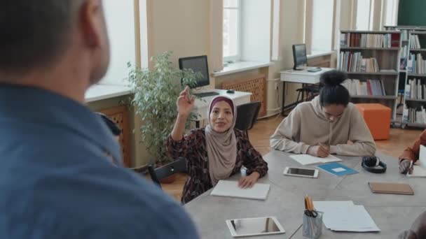 Selektive Fokusaufnahme Einer Muslimischen Frau Beim Besuch Eines Sprachkurses Für — Stockvideo