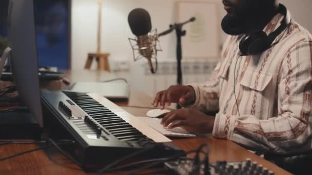 Apretado Plano Medio Hombre Afroamericano Poniéndose Los Auriculares Escuchando Contentos — Vídeo de stock