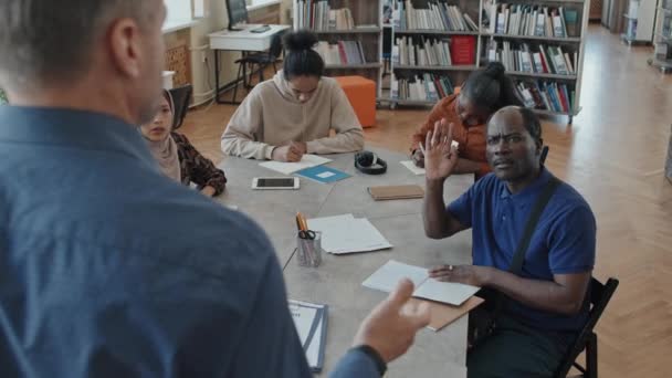 Moden Sort Mand Deltager Klasser Indvandrere Der Stiller Spørgsmål Grammatik – Stock-video