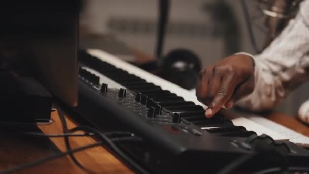 Klavyedeki Ses Mikserini Ayarlayan Siyah Gözlüklü Adamı Kapat — Stok video