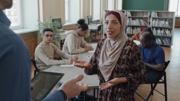 Migrantin Mit Hidschab Unterhält Sich Während Des Sprachunterrichts Bibliothek Mit — Stockvideo