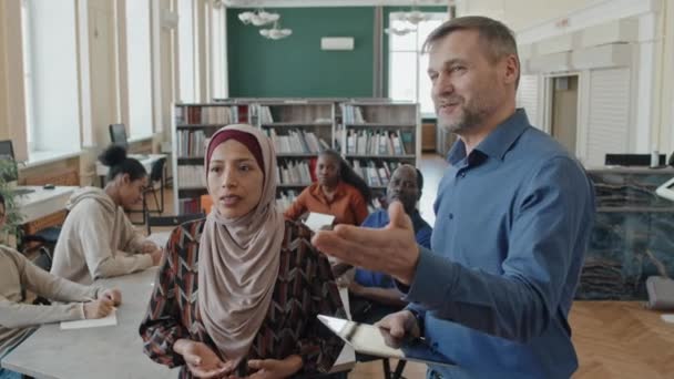 Muselman Kvinna Bär Hijab Delta Språk Klass För Invandrare Gör — Stockvideo