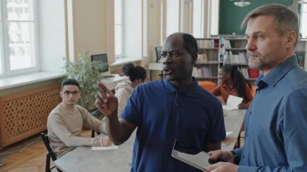 Plan Sélectif Homme Noir Senior Assistant Cours Langue Pour Immigrants — Video