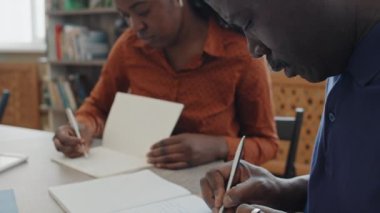 Göçmenler için dil kursuna katılan yaşlı siyahi adamın özenli yakın plan çekimleri.