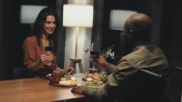 Siyahi Adam Beyaz Kadının Kadehlerini Şarapla Tokuşturup Evde Romantik Bir — Stok video