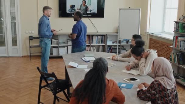 Groupe Étudiants Migrants Multiethniques Apprenant Langue Anglaise Fréquentant Des Cours — Video