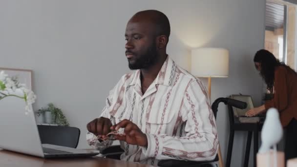 Plan Moyen Homme Noir Fauteuil Roulant Portant Ses Lunettes Tapant — Video