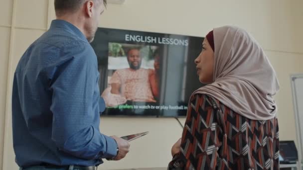 Зріла Кавказька Вчителька Англійської Мови Працює Мусульманкою Хіджабі Виконує Мовну — стокове відео