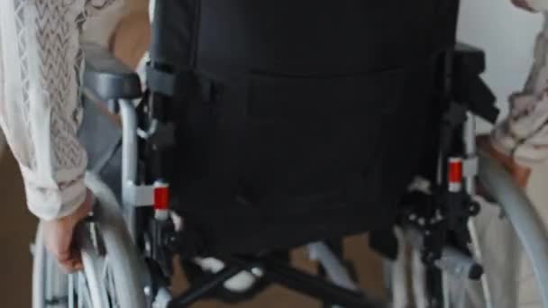 Повний Знімок Лисий Чорний Чоловік Інвалідному Візку Їде Коридору Подалі — стокове відео