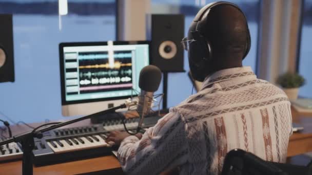 Perder Primer Plano Hombre Negro Prueba Teclado Micrófono Auriculares Antes — Vídeo de stock