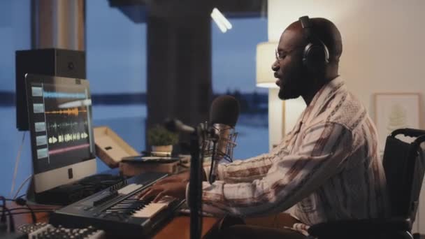 Afrika Kökenli Amerikalı Bir Adamın Kulaklık Takarken Klavye Çalarken Mikrofona — Stok video