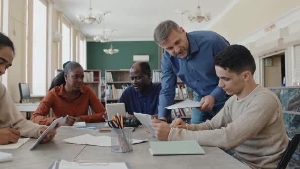 Reifer Kaukasischer Lehrer Erklärt Einem Seiner Schüler Während Des Sprachunterrichts — Stockvideo