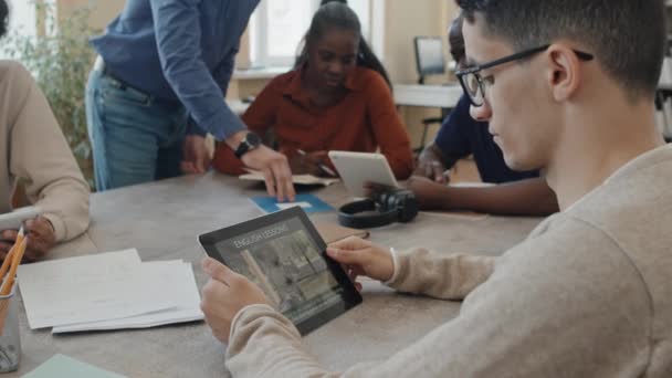 Sınıfta Oturmuş Dijital Tabletlerle Ilgili Eğitici Videolar Izleyen Etnik Çeşitlilikteki — Stok video