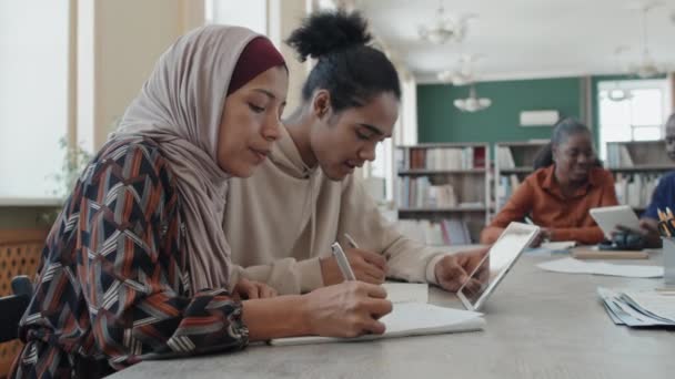Plan Sélectif Femme Musulmane Portant Hijab Jeune Homme Noir Assis — Video