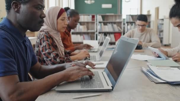 Gruppe Multiethnischer Immigranten Arbeitet Internet Laptops Und Digitalen Tablets Während — Stockvideo