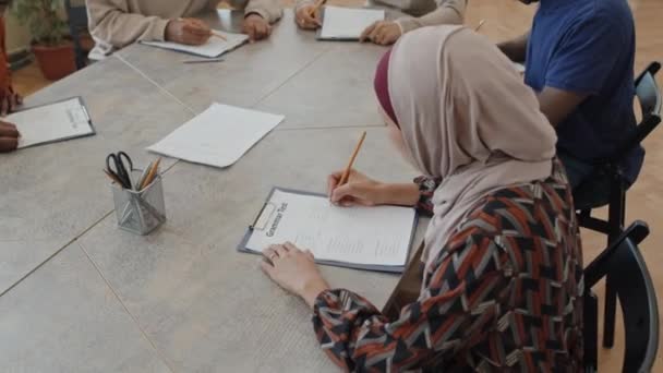 Επιλεκτική Εστίαση Της Σύγχρονης Μετανάστριας Μουσουλμάνα Γυναίκα Φορώντας Μαντίλα Κάθεται — Αρχείο Βίντεο