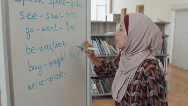 Moslim Vrouw Dragen Hijab Schrijven Verleden Deelwoord Vormen Van Onregelmatige — Stockvideo