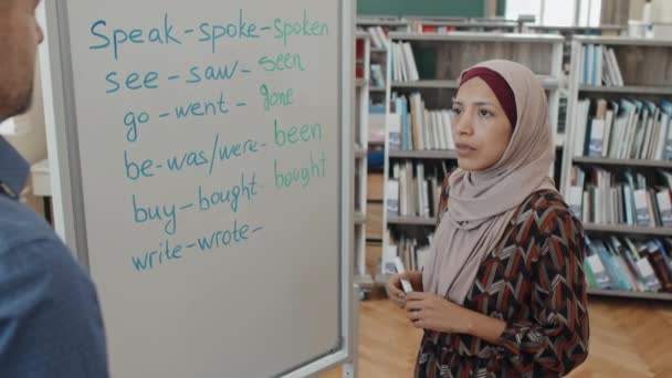 Mulher Migrante Vestindo Hijab Quadro Branco Lutando Para Terminar Linha — Vídeo de Stock