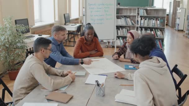 Leraar Engels Etnisch Diverse Migrantenstudenten Aan Tafel Die Samen Een — Stockvideo