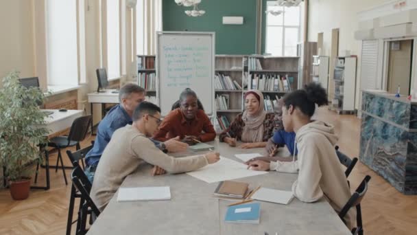 Ethnisch Unterschiedliche Migrantenschüler Genießen Das Erlernen Der Englischen Sprache Einem — Stockvideo