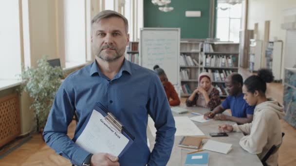 Mittleres Porträt Eines Reifen Kaukasischen Mannes Der Einem Bildungszentrum Für — Stockvideo
