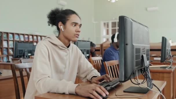 Selektive Fokusaufnahme Eines Jungen Schwarzen Studenten Der Drahtlose Kopfhörer Trägt — Stockvideo