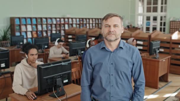 Fiducioso Maturo Insegnante Caucasico Piedi Nella Biblioteca Universitaria Incrociando Braccia — Video Stock