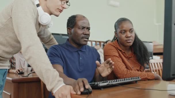在图书馆使用台式计算机共同开展项目的不同族裔移民学生群体 — 图库视频影像