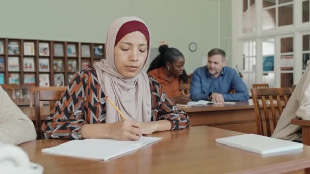 Selectieve Focus Shot Van Jonge Moslimvrouw Dragen Hijab Zittend Aan — Stockvideo