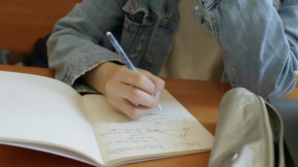 Üniversitede Ders Sırasında Şık Giyinen Notlar Alan Genç Jenerasyonunun Orta — Stok video