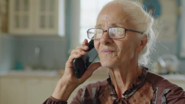 안경을 즐거운 코카서스 할머니의 선택적인 클로즈업 집에서 시간을 보내는 통화에 — 비디오