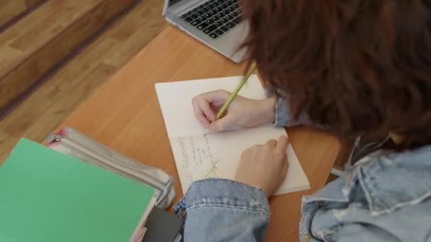 메모를 만드는 책상에 수없는 학생의 — 비디오