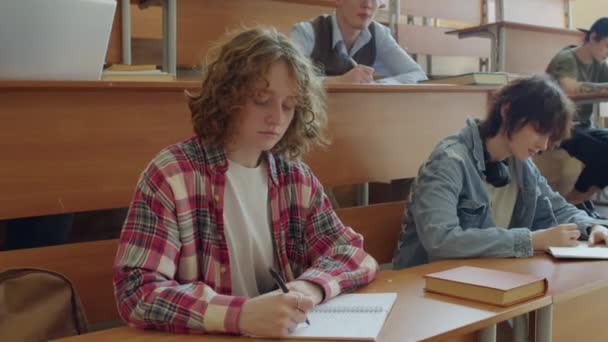 Группа Молодых Студентов Поколения Повседневной Одежде Сидящих Партами Лекционном Зале — стоковое видео